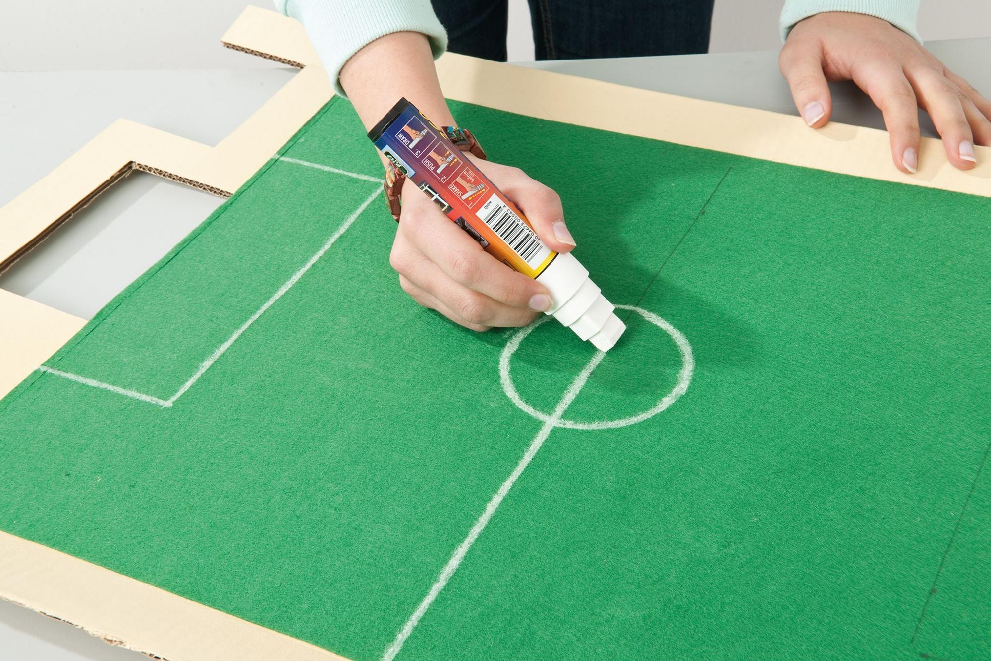 Mit dem Lack-Stift werden die Linien gezeichnet