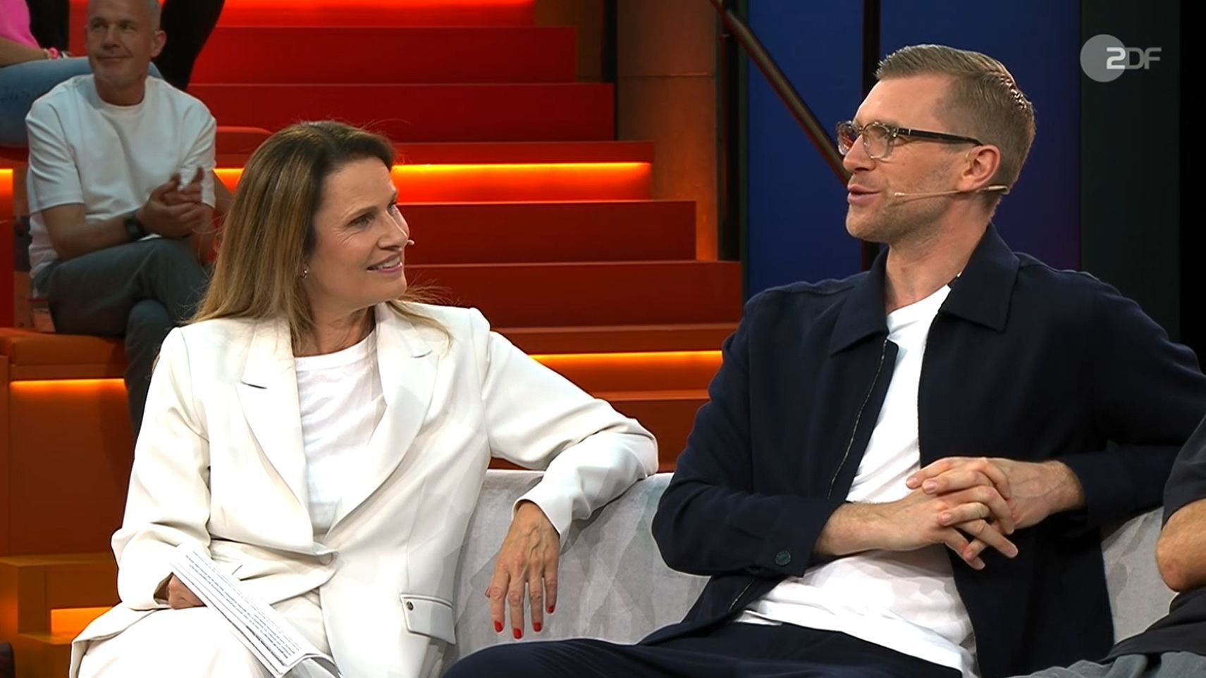Katrin Müller-Hohenstein fragt Per Mertesacker etwas.