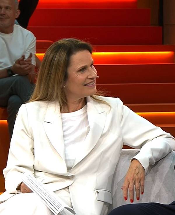 Katrin Müller-Hohenstein fragt Per Mertesacker etwas.