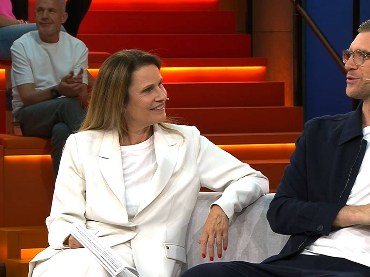 Katrin Müller-Hohenstein fragt Per Mertesacker etwas.
