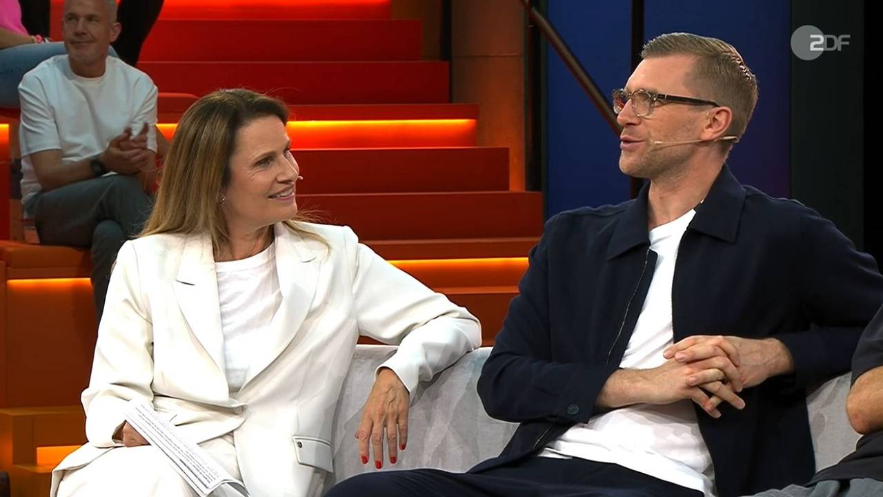 Katrin Müller-Hohenstein fragt Per Mertesacker etwas.