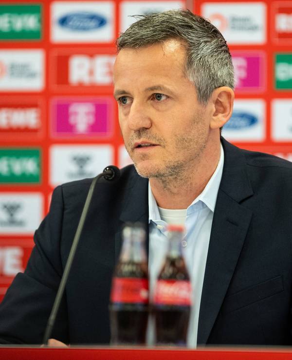 Philipp Türoff sitzt bei einer FC-Pressekonferenz auf dem Podium.