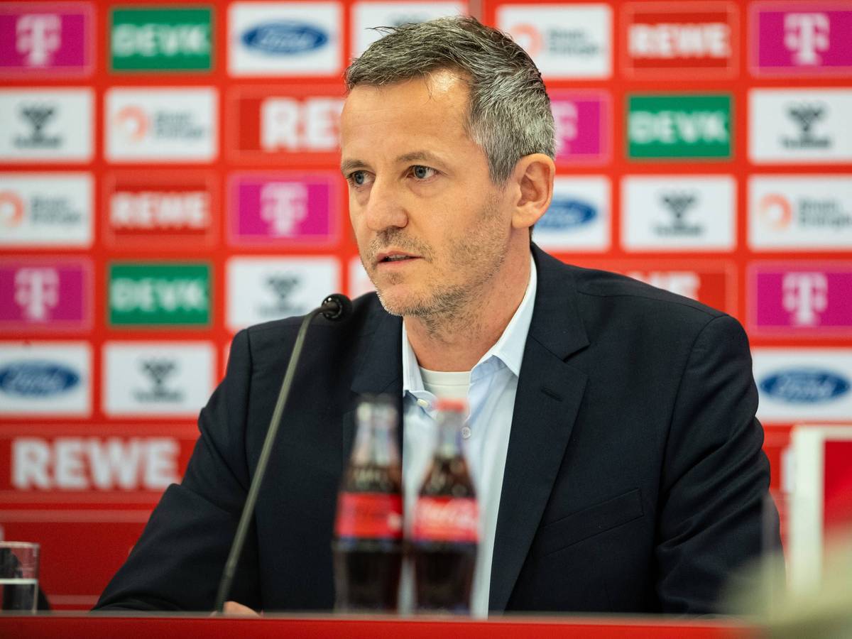 Philipp Türoff sitzt bei einer FC-Pressekonferenz auf dem Podium.