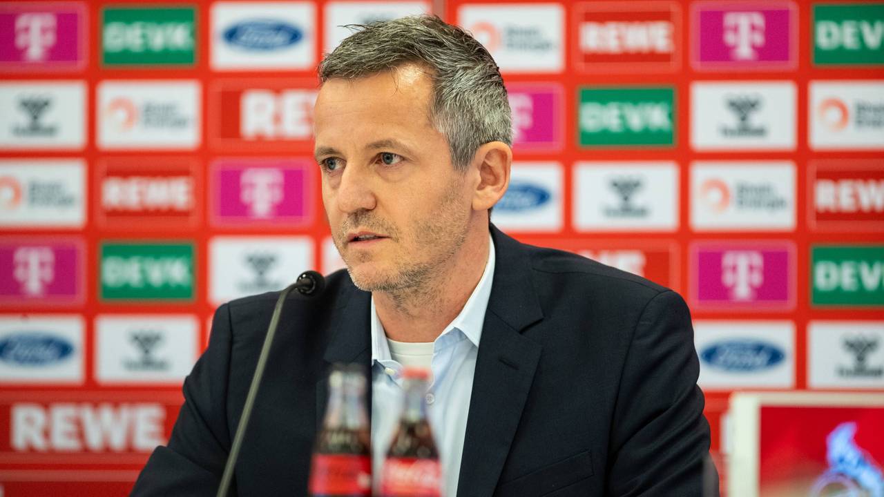 Philipp Türoff sitzt bei einer FC-Pressekonferenz auf dem Podium.