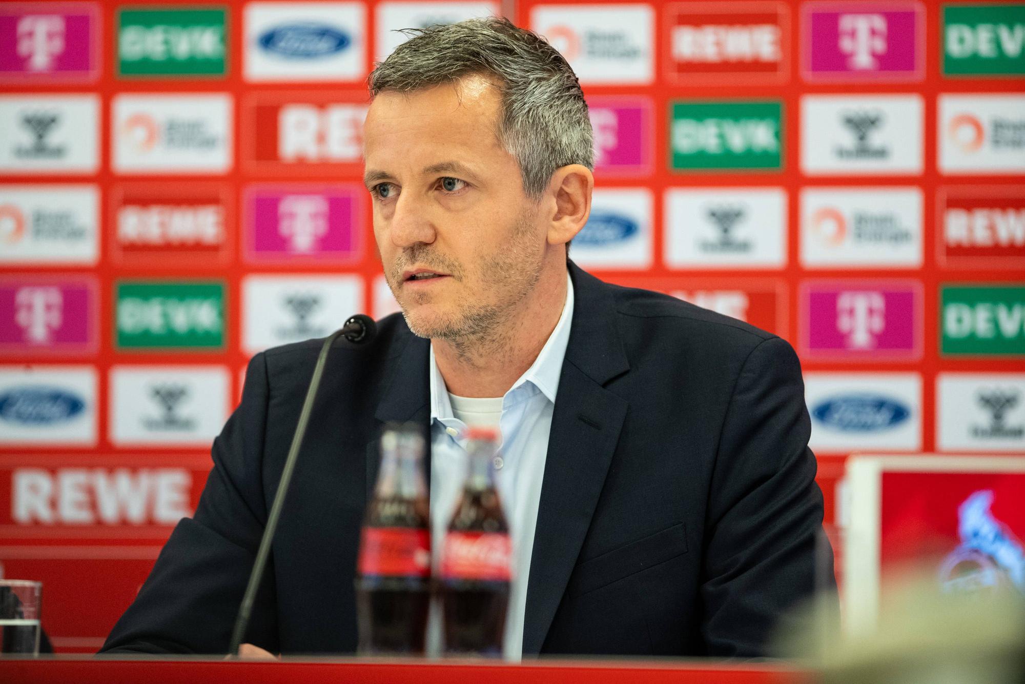 Philipp Türoff sitzt bei einer FC-Pressekonferenz auf dem Podium.