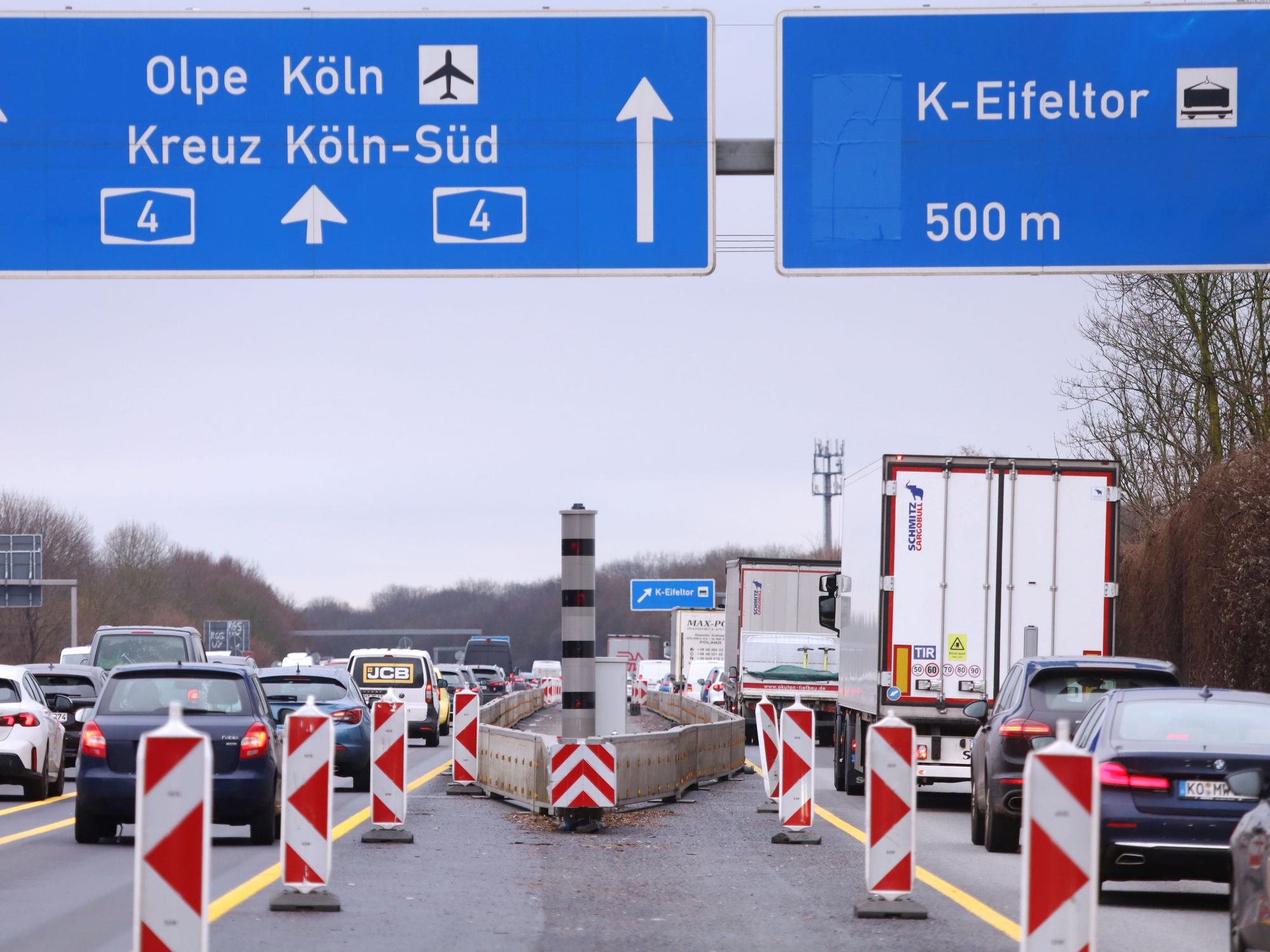 Ein Silhouettenblitzer auf der A4 im Bereich der Abfahrt Eifeltor