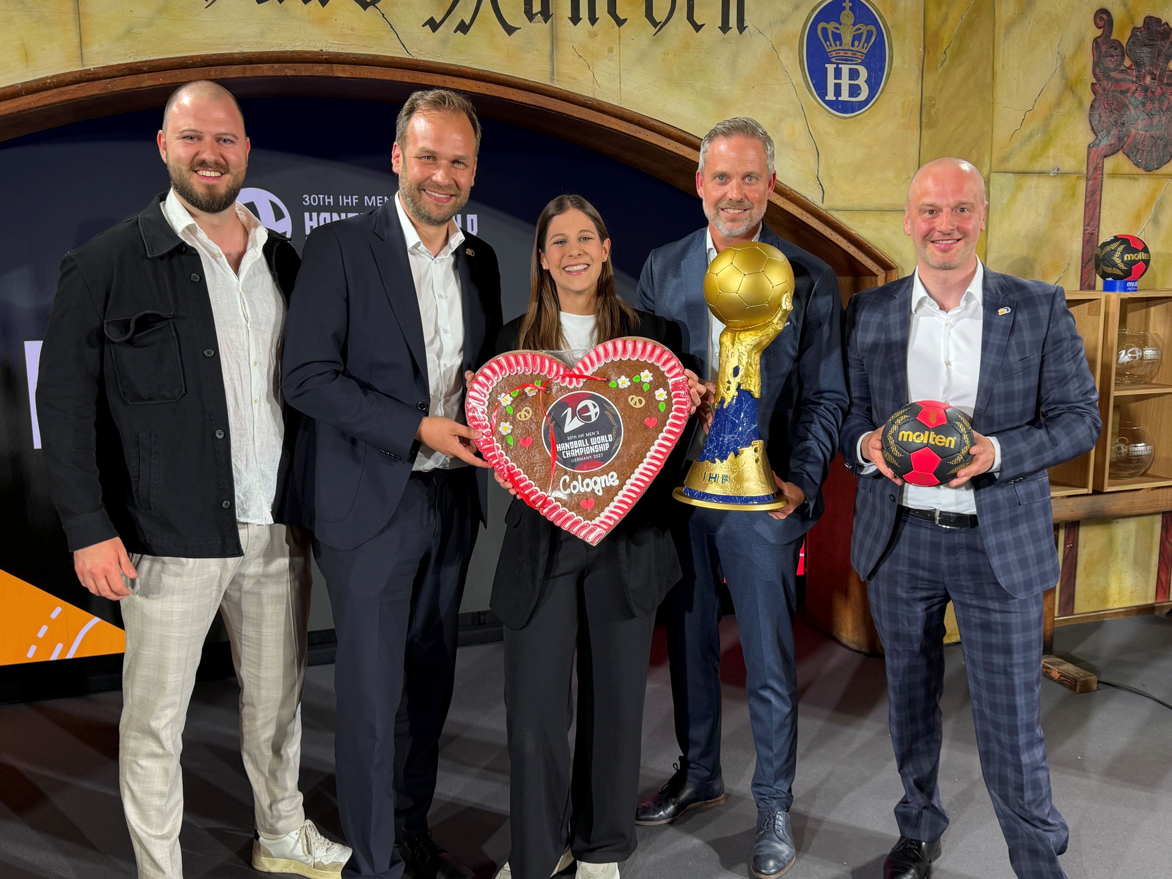 Carsten Heling, Robert Voigtsberger, Jessica Schmitz, Sven Stolz und Tomasz Grenke mit WM-Pokal.