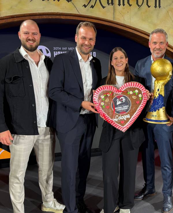 Carsten Heling, Robert Voigtsberger, Jessica Schmitz, Sven Stolz und Tomasz Grenke mit WM-Pokal.