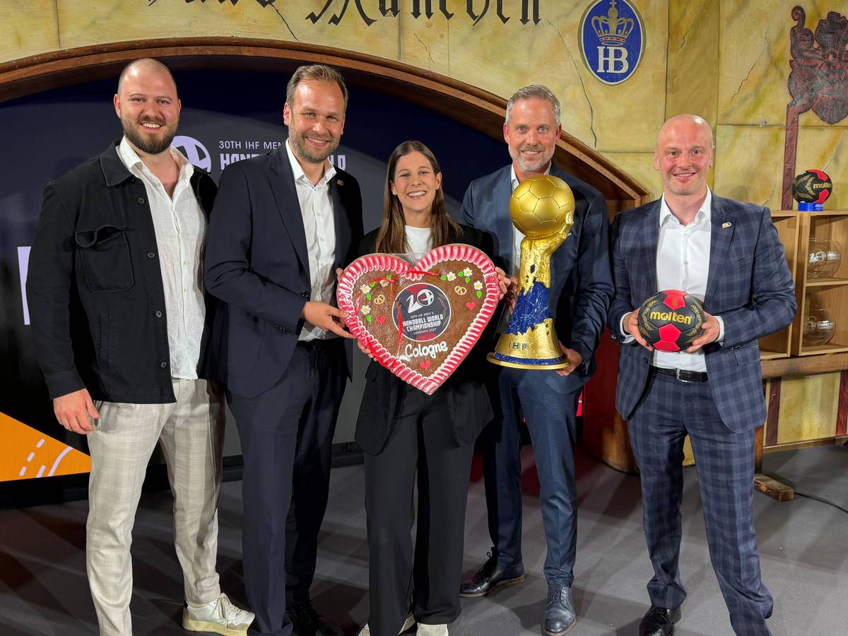 Carsten Heling, Robert Voigtsberger, Jessica Schmitz, Sven Stolz und Tomasz Grenke mit WM-Pokal.