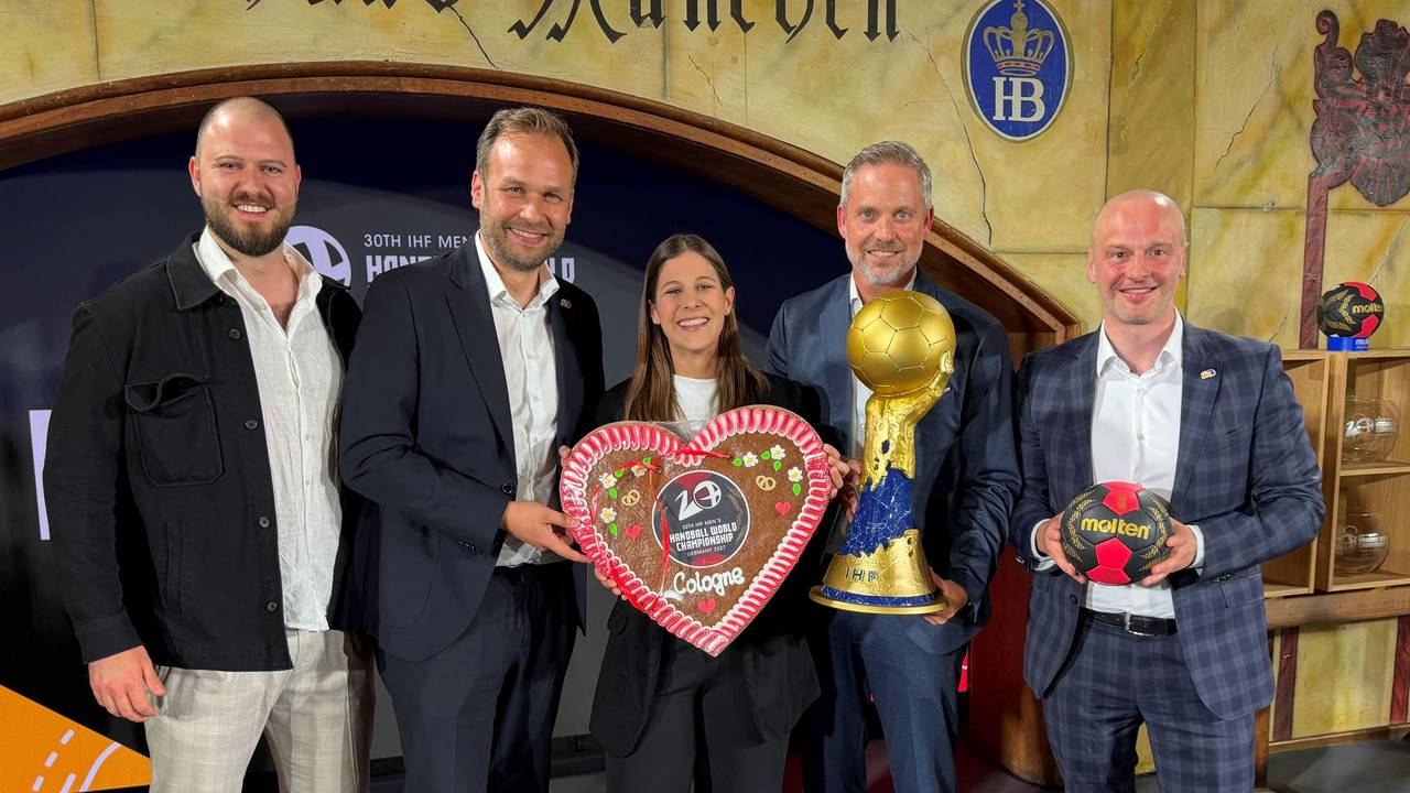 Carsten Heling, Robert Voigtsberger, Jessica Schmitz, Sven Stolz und Tomasz Grenke mit WM-Pokal.