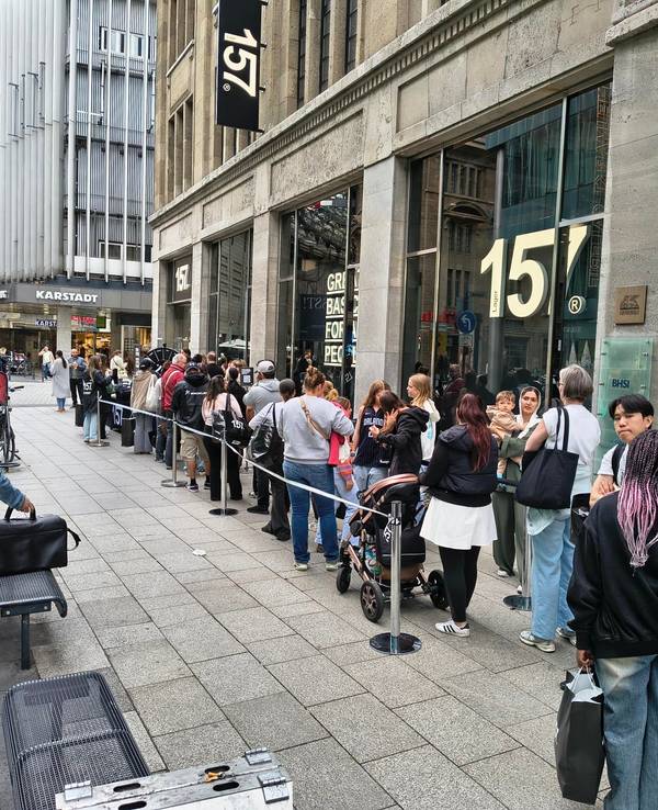 Lange Schlangen vor dem neuen Landen in in der Kölner City.
