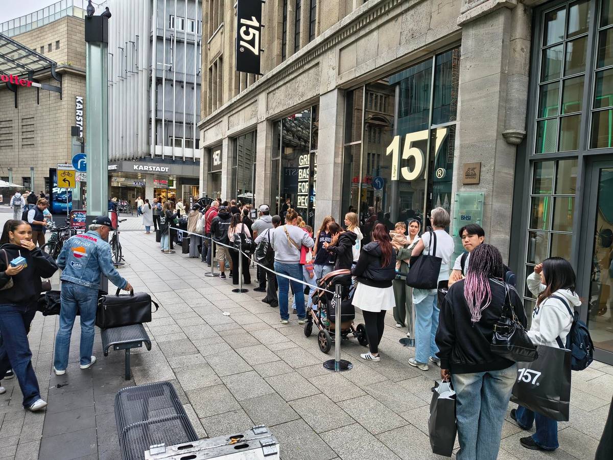 Lange Schlangen vor dem neuen Landen in in der Kölner City.