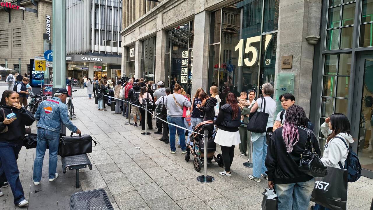 Lange Schlangen vor dem neuen Landen in in der Kölner City.