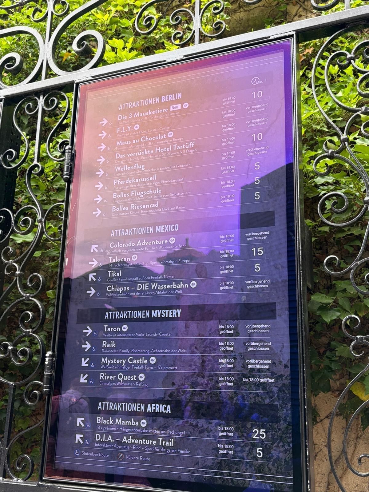 Die Anzeigentafel im Phantasialand zeigt am Donnerstagnachmittag (11. Juni 2026) an, dass mehrere Attraktionen vorübergehend geschlossen sind.