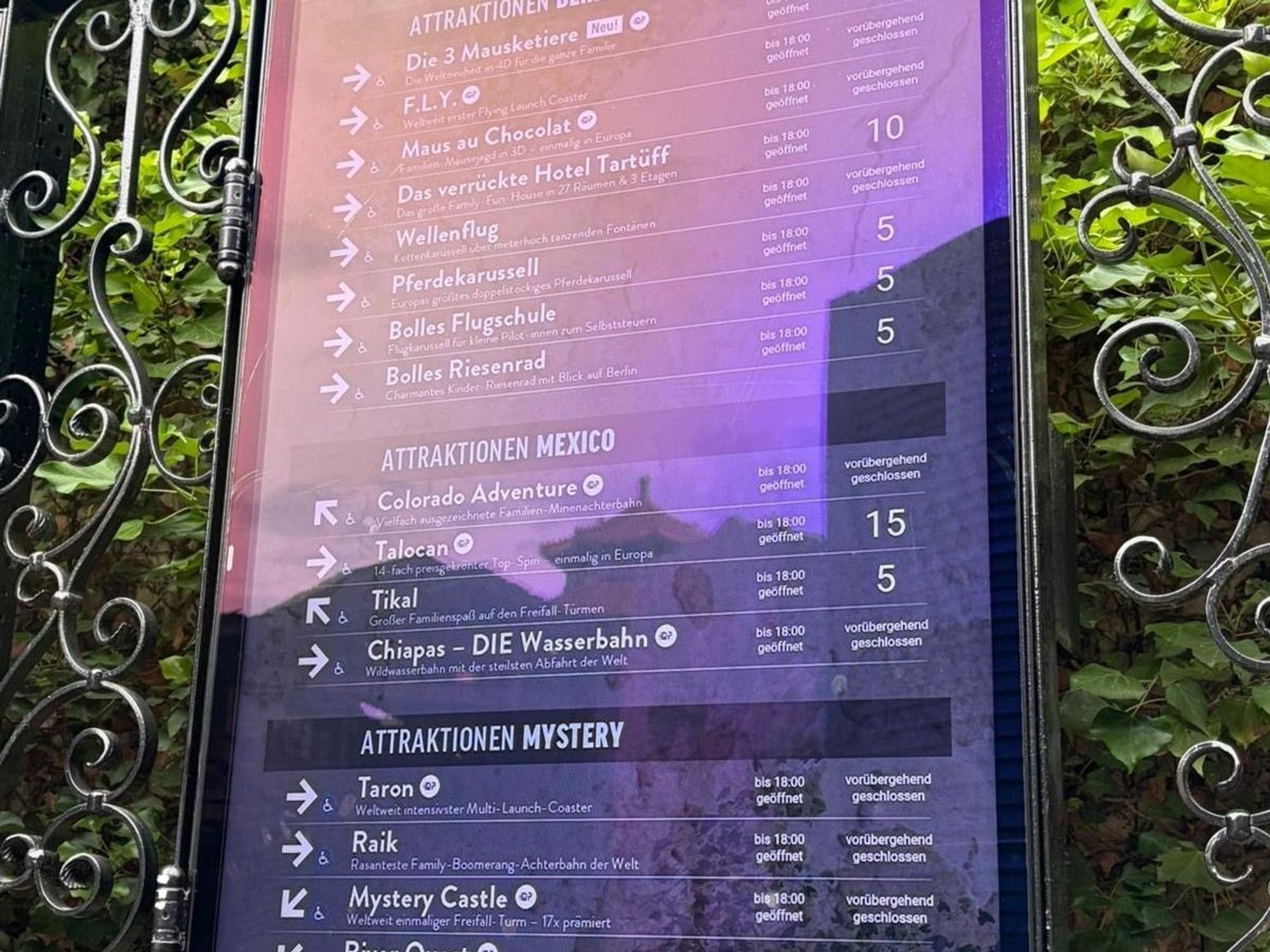 Die Anzeigentafel im Phantasialand zeigt am Donnerstagnachmittag (11. Juni 2026) an, dass mehrere Attraktionen vorübergehend geschlossen sind.