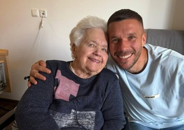 Lukas Podolski mit seiner Oma, die im Dezember 2025 gestorben ist.