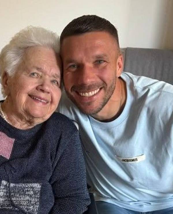 Lukas Podolski mit seiner Oma, die im Dezember 2025 gestorben ist.