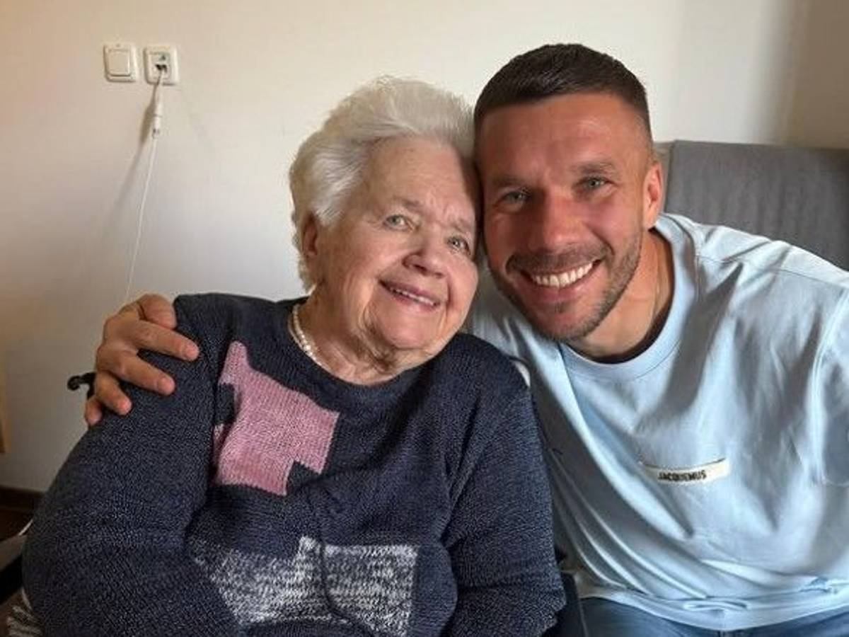 Lukas Podolski mit seiner Oma, die im Dezember 2025 gestorben ist.