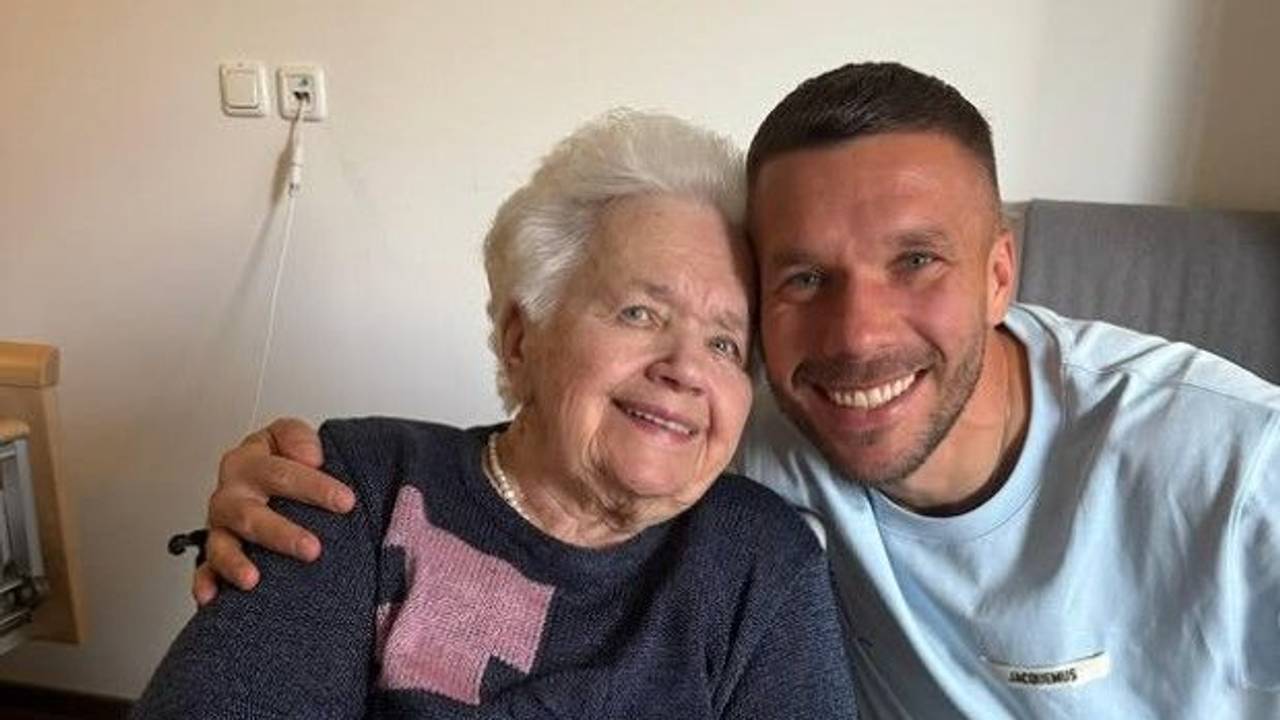 Lukas Podolski mit seiner Oma, die im Dezember 2025 gestorben ist.