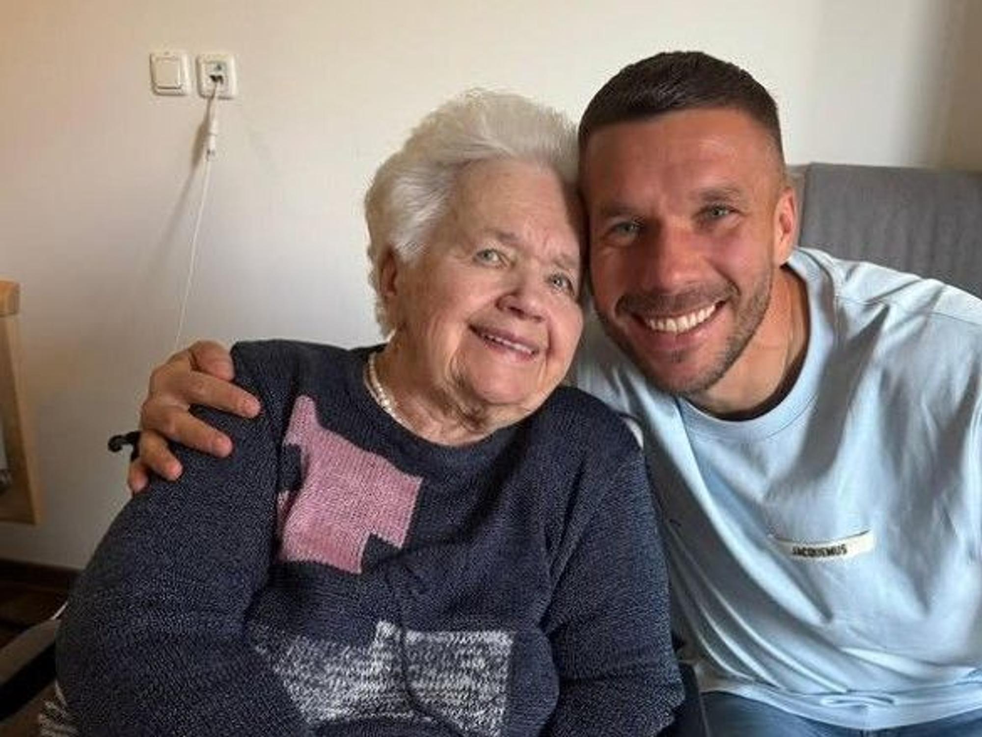 Lukas Podolski mit seiner Oma, die im Dezember 2025 gestorben ist.