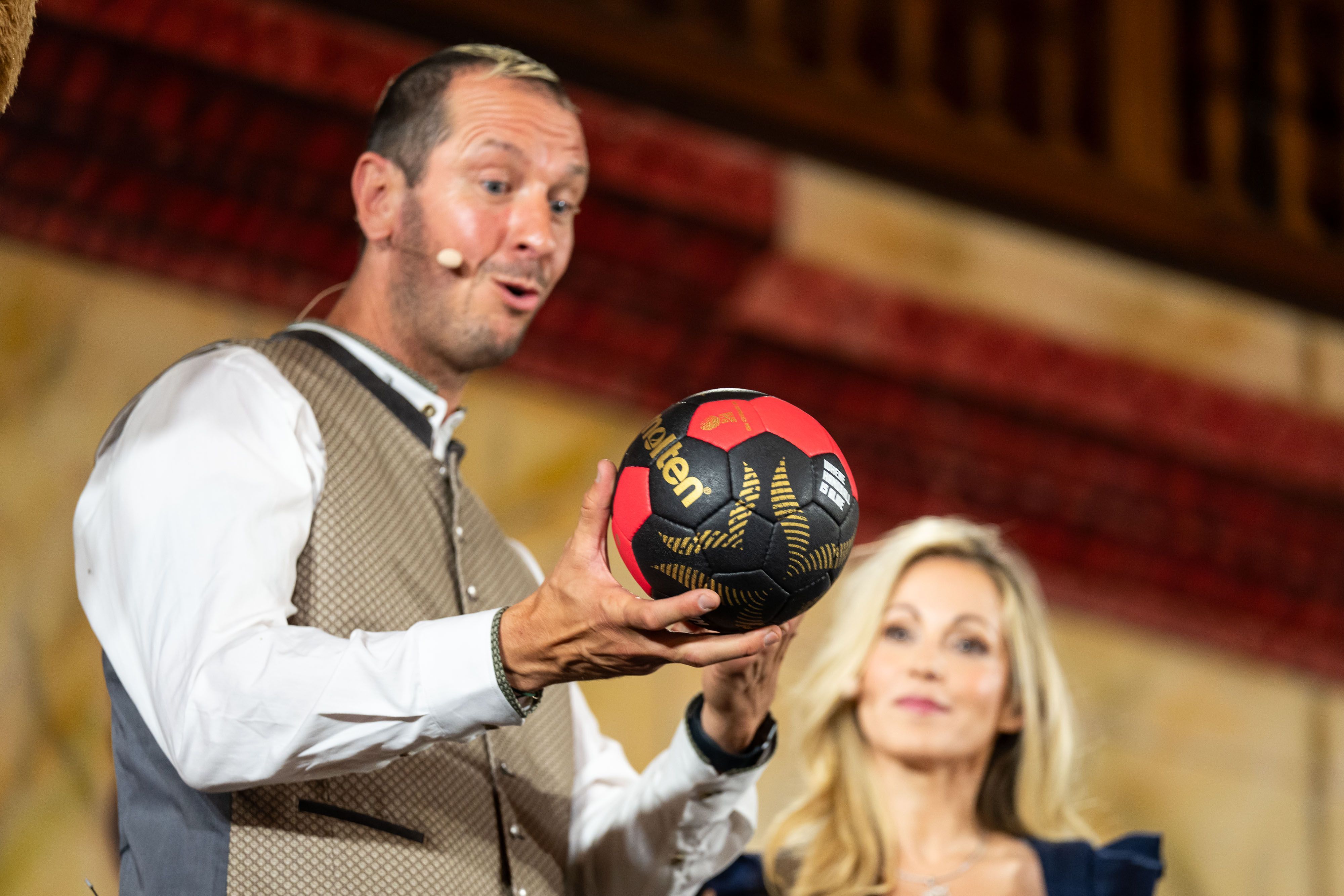 Der ehemalige Handballspieler Pascal Hens hat den WM-Ball.