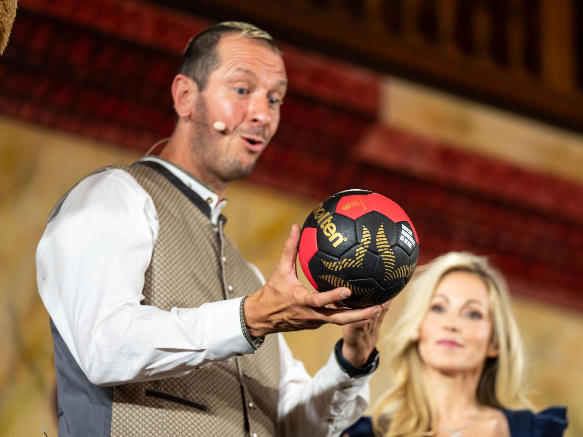 Der ehemalige Handballspieler Pascal Hens hat den WM-Ball.