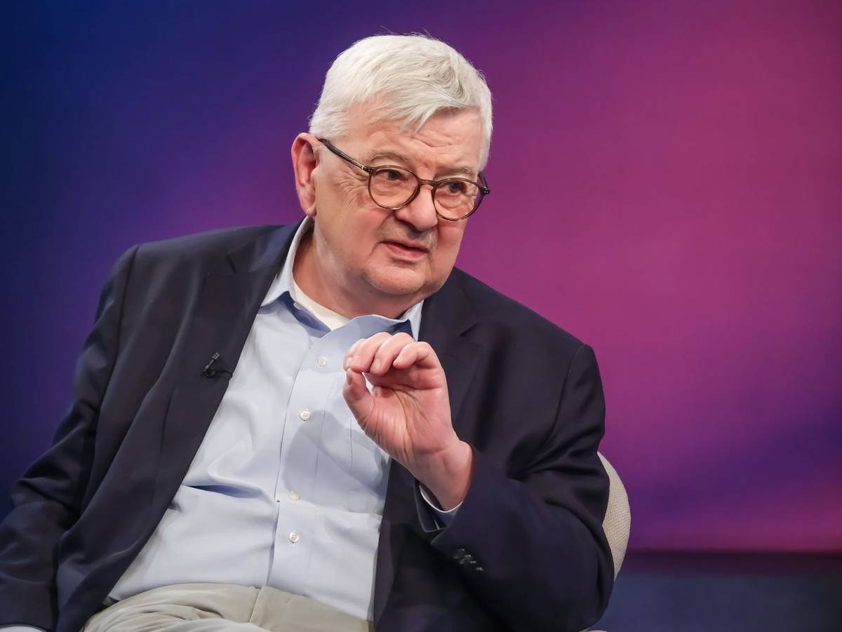 „Du musst in einer Demokratie die Menschen mitnehmen. Das ist ein mühseliger Weg. Aber wenn es Dir gelingt, sie mitzunehmen, dann hat das Bestand“, rät Joschka Fischer der Bundesregierung. (Bild: WDR/Oliver Ziebe)