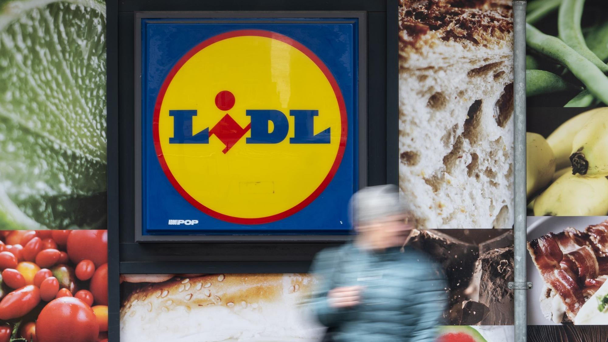 Das Lidl-Logo an einem Supermarkt