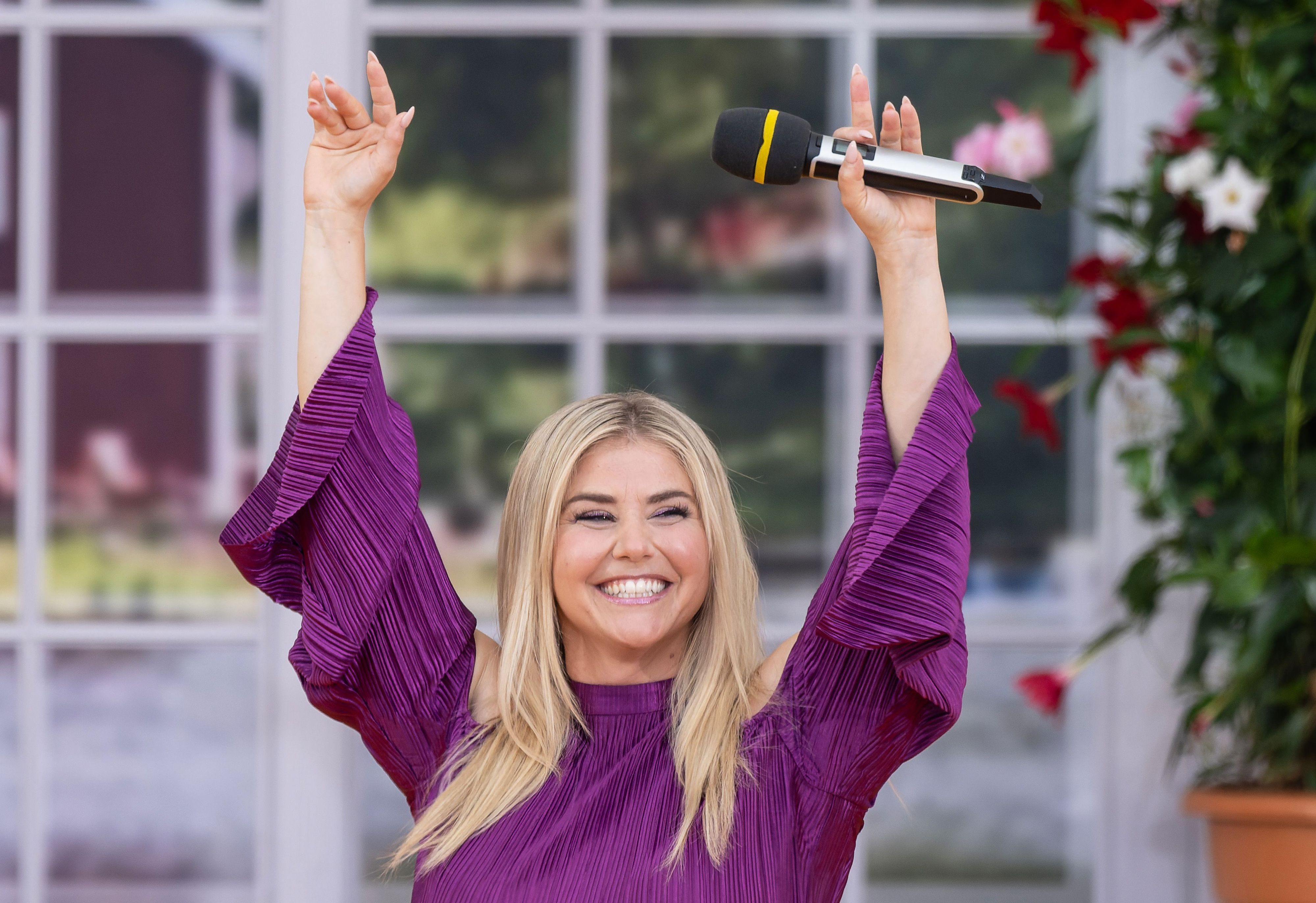 Die Sängerin Beatrice Egli tritt während der Liveübertragung der ARD-Schlagershow „Immer wieder sonntags“ auf.