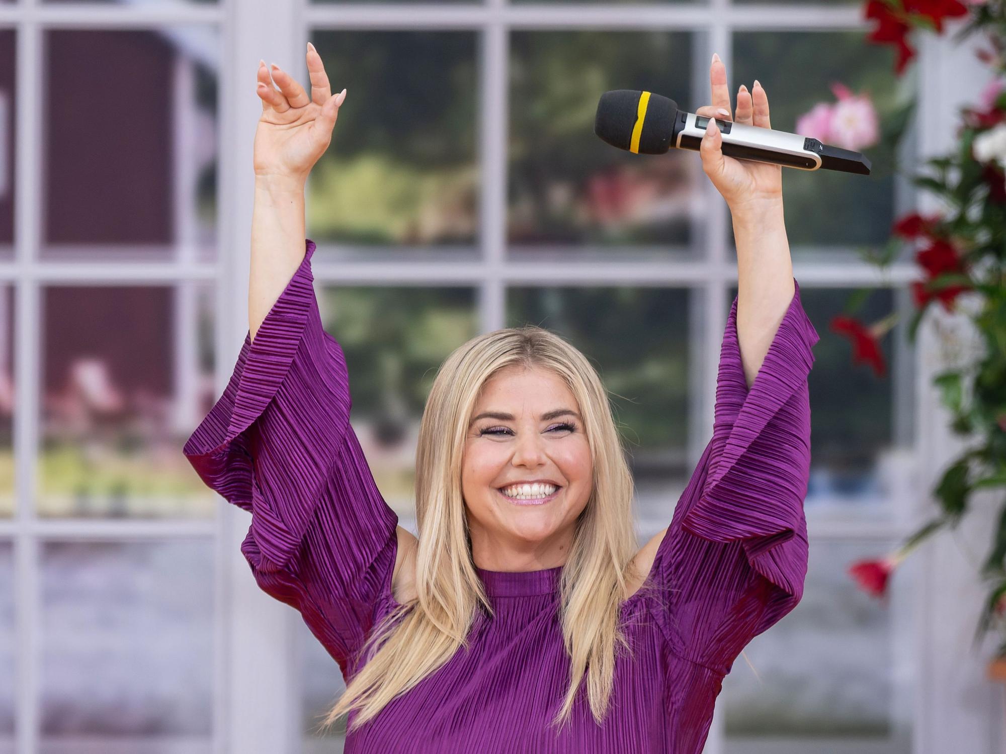 Die Sängerin Beatrice Egli tritt während der Liveübertragung der ARD-Schlagershow „Immer wieder sonntags“ auf.
