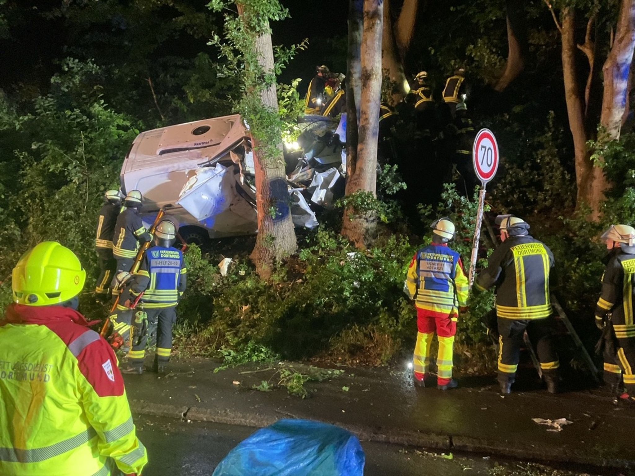 Autofahrer in Dortmund in Wagen eingeklemmt