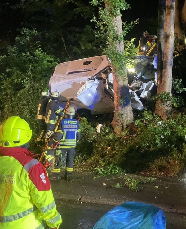 Autofahrer in Dortmund in Wagen eingeklemmt