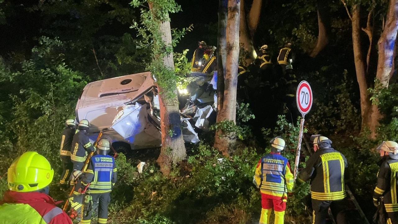 Autofahrer in Dortmund in Wagen eingeklemmt
