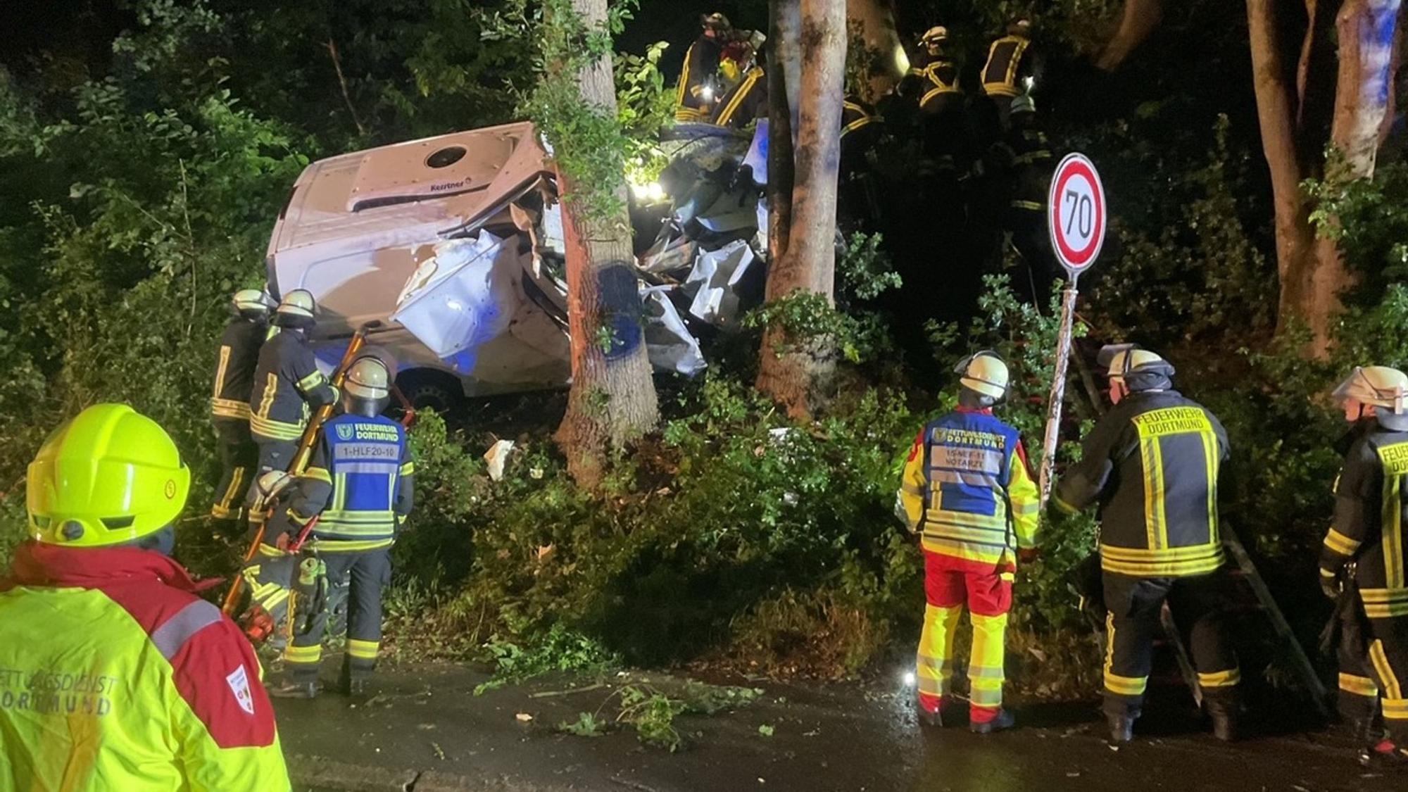 Autofahrer in Dortmund in Wagen eingeklemmt