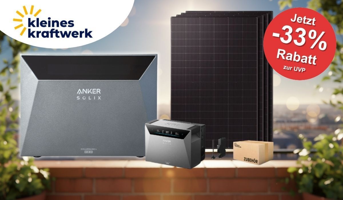 Produktbild des Kleines Kraftwerk Quattro XL Balkonkraftwerk-Bundles mit der Anker SOLIX Solarbank 4 Pro, vier schwarzen Solarmodulen, Smart Meter und Zubehörpaket vor sommerlichem Hintergrund eines schönen, sonnigen Balkons.