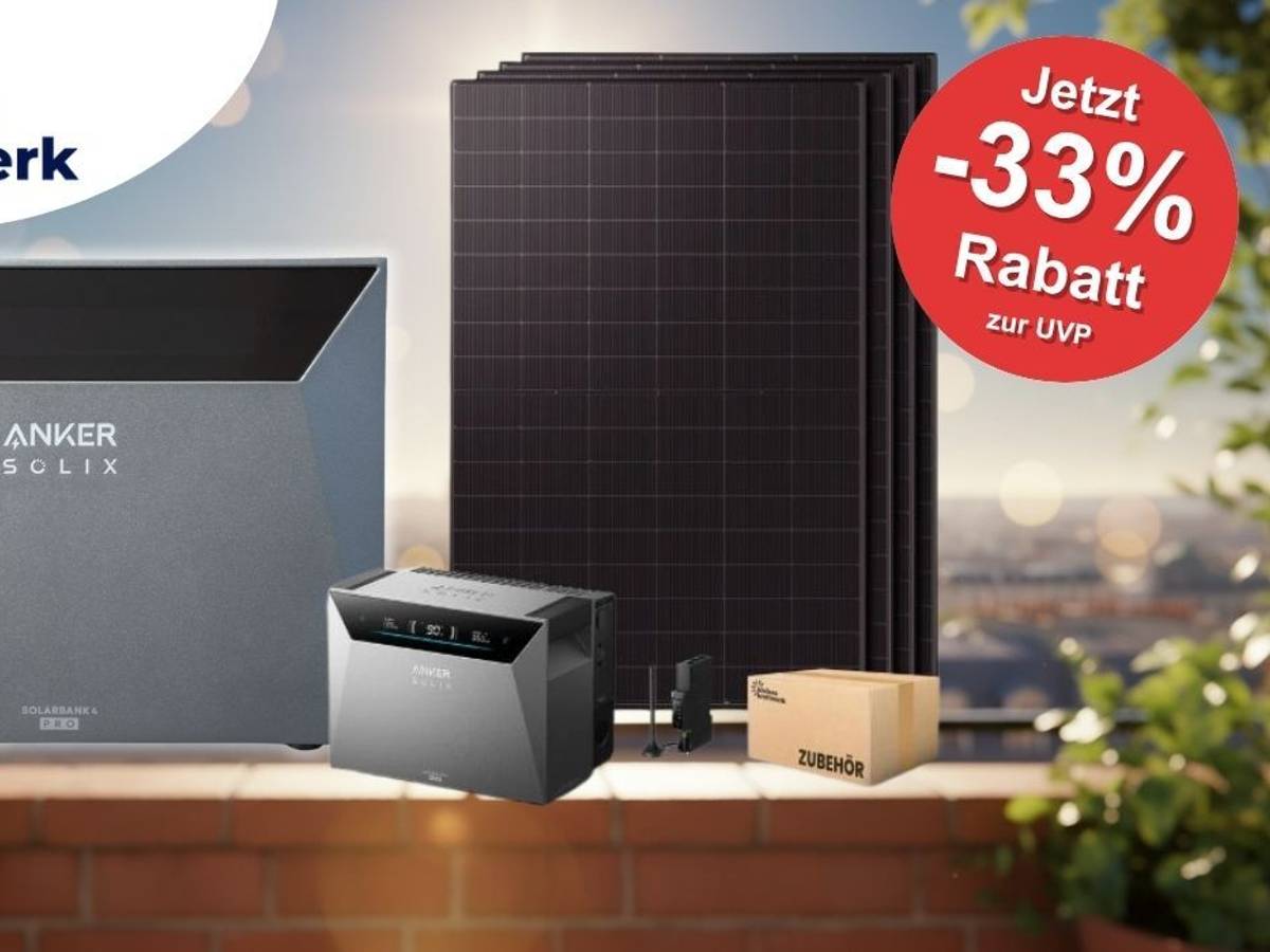 Produktbild des Kleines Kraftwerk Quattro XL Balkonkraftwerk-Bundles mit der Anker SOLIX Solarbank 4 Pro, vier schwarzen Solarmodulen, Smart Meter und Zubehörpaket vor sommerlichem Hintergrund eines schönen, sonnigen Balkons.