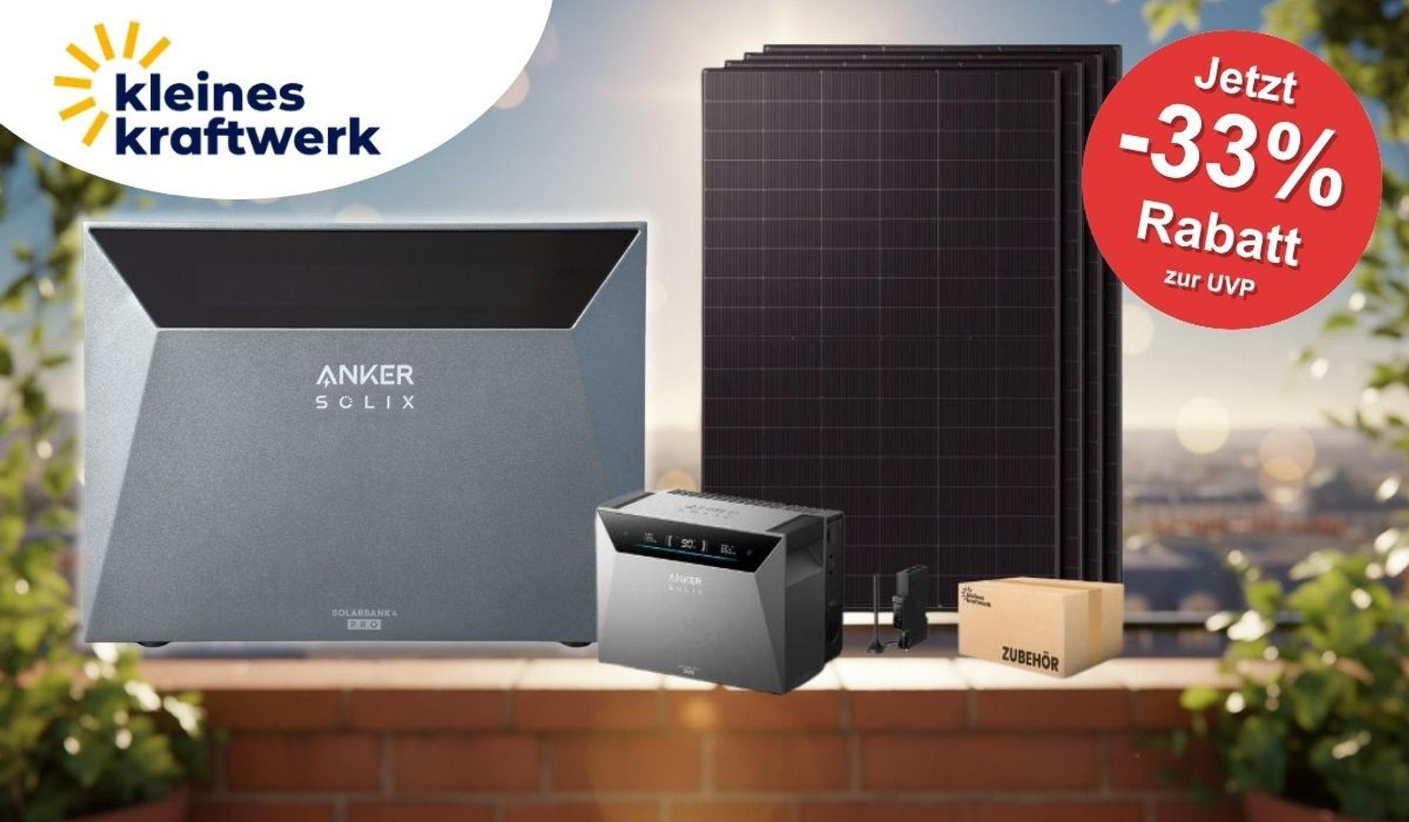 Produktbild des Kleines Kraftwerk Quattro XL Balkonkraftwerk-Bundles mit der Anker SOLIX Solarbank 4 Pro, vier schwarzen Solarmodulen, Smart Meter und Zubehörpaket vor sommerlichem Hintergrund eines schönen, sonnigen Balkons.