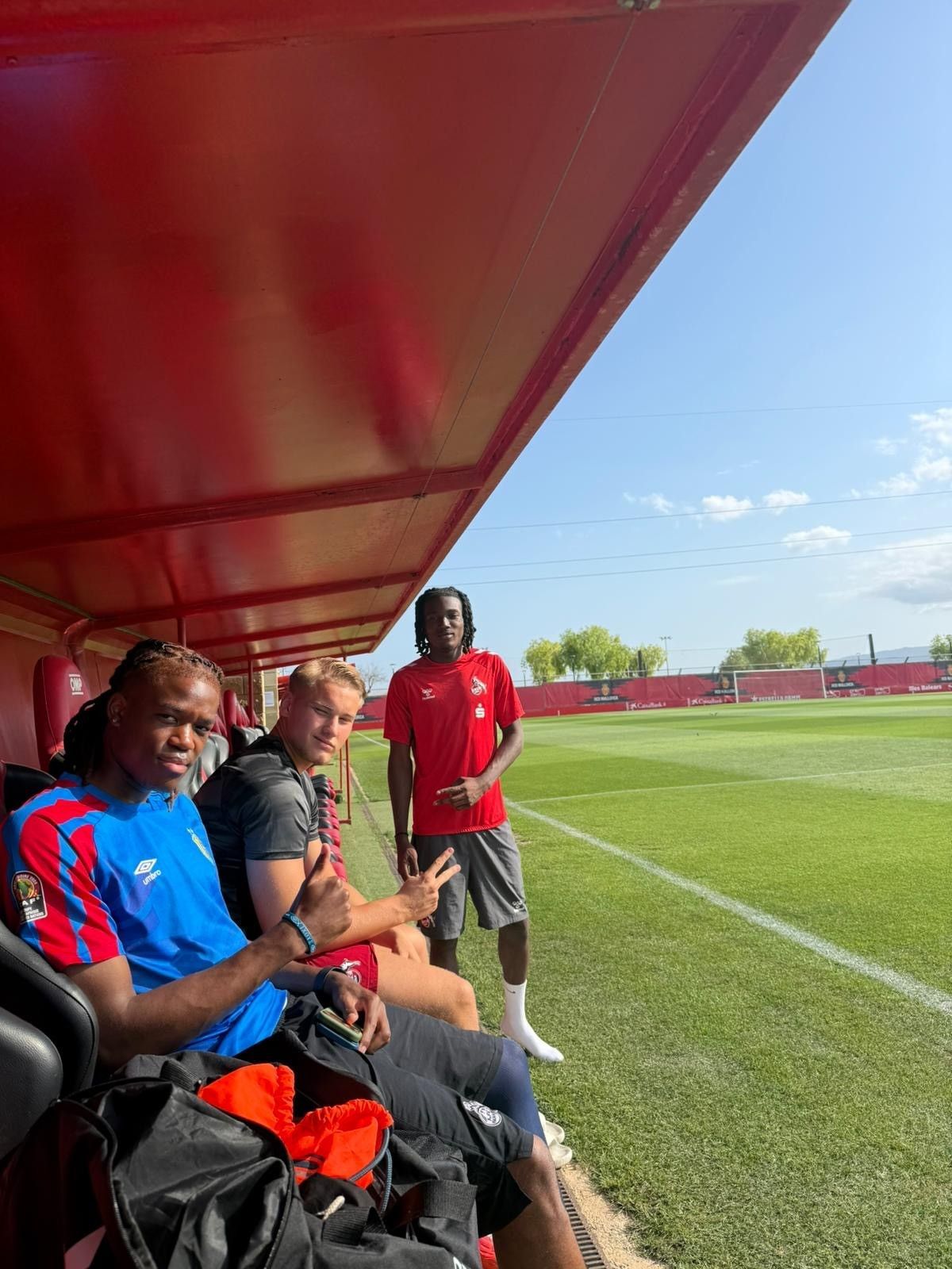 Elias Bakatukanda, Fynn Schenten und Exaouse Vunguidica im Trainingscamp auf Mallorca.