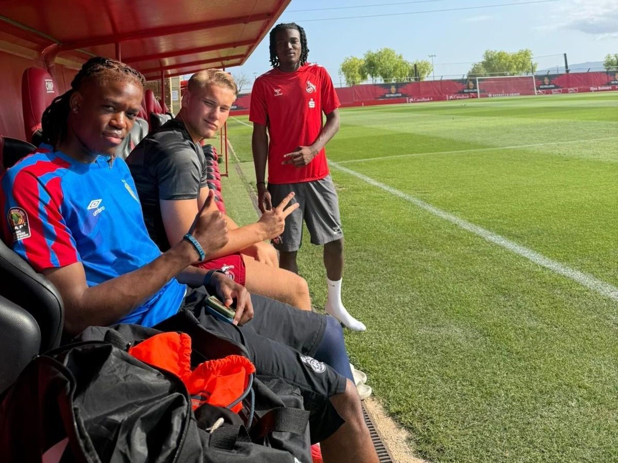 Elias Bakatukanda, Fynn Schenten und Exaouse Vunguidica im Trainingscamp auf Mallorca.