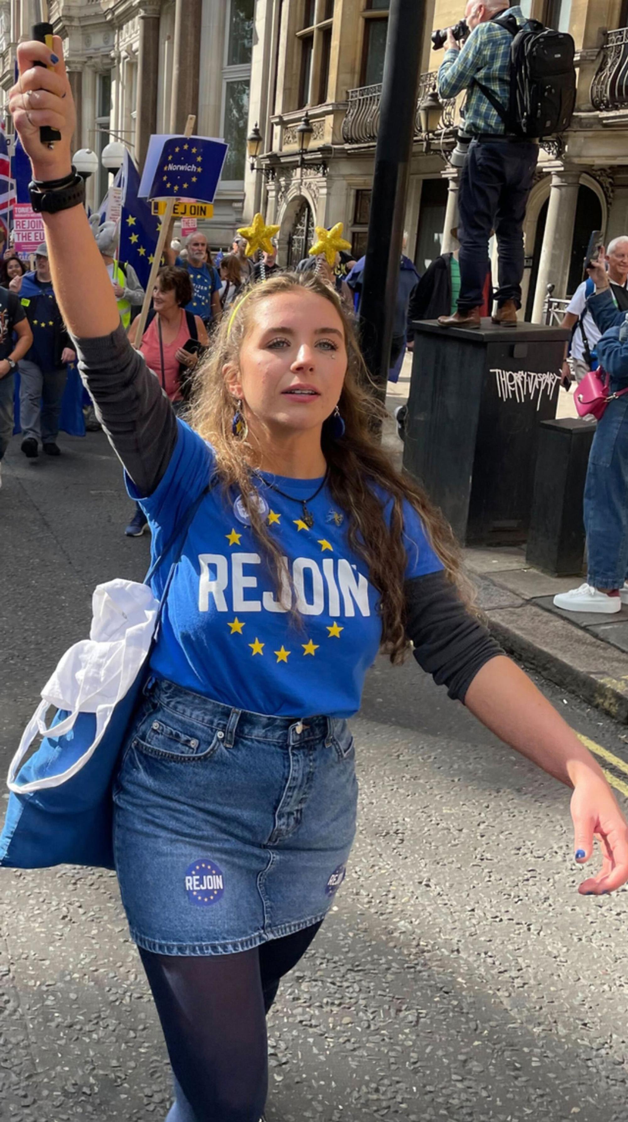 Ceira Casey-Seargent ist die jüngste Aktivistin, die sich am Protestmarsch für den Wiedereintritt in die EU beteiligt. (Bild: NDR/Peter Corr)