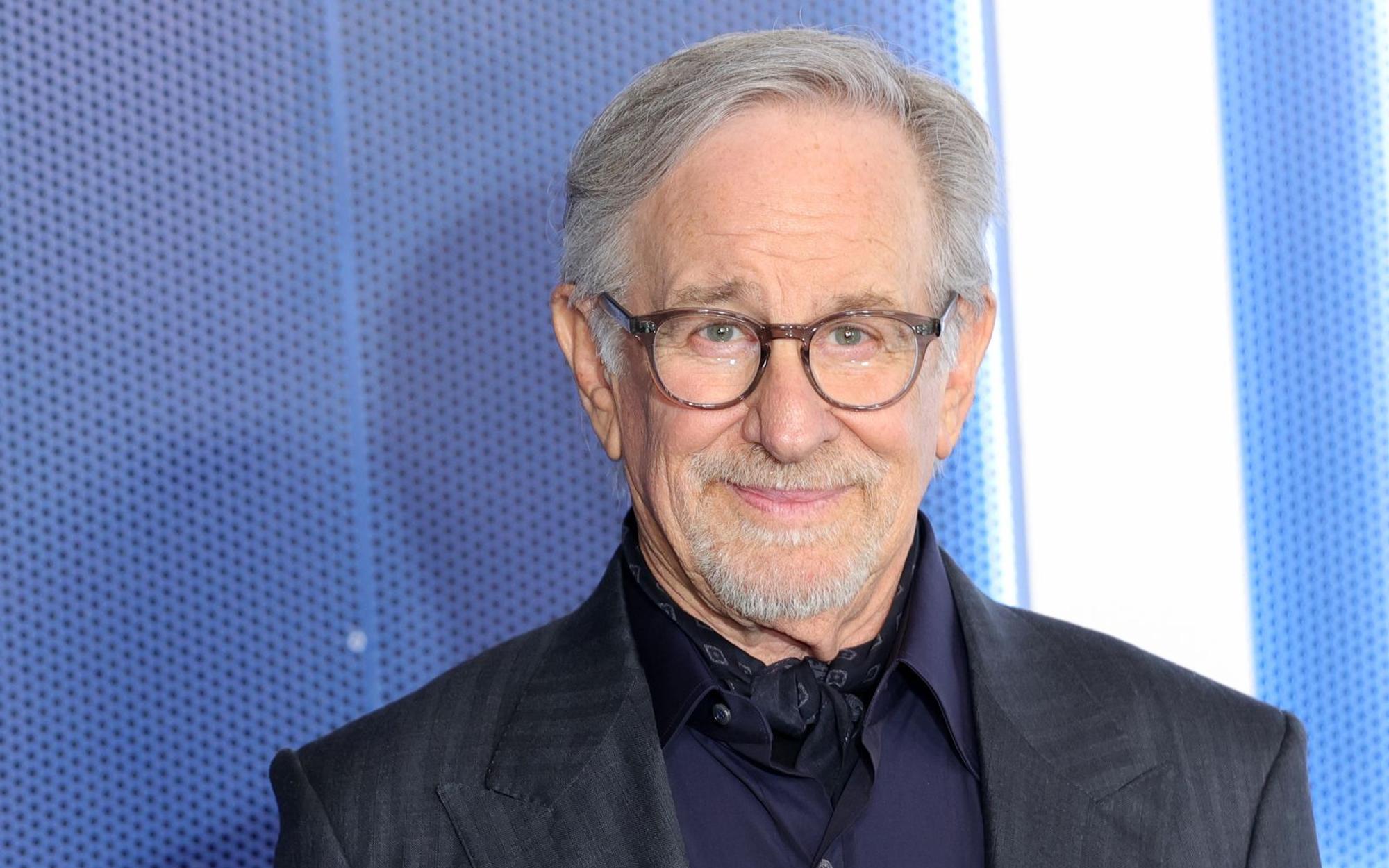 Im Laufe seiner langen Karriere drehte Steven Spielberg Filme in unzähligen Genres. Ein „James Bond“-Film war jedoch nicht dabei. (Bild: Getty Images / Michael Loccisano)