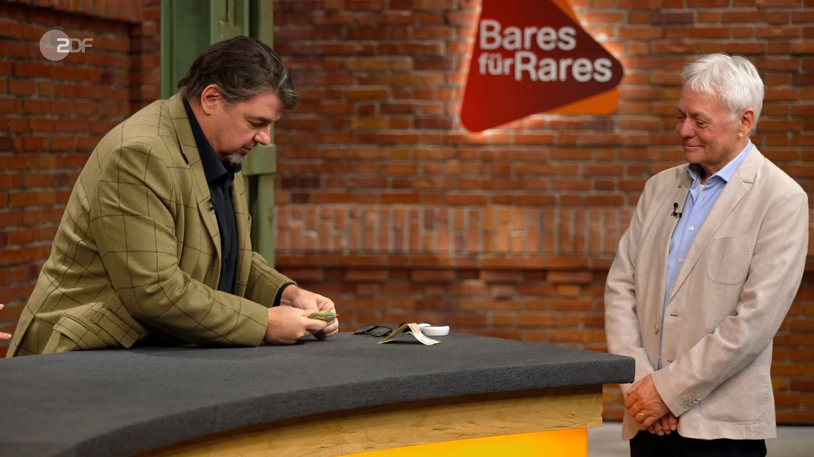 „Ich hab's noch nicht, ich kann bestimmt dazulernen, wenn ich es kaufe“, machte Meyer mit 3.000 Euro das höchste Gebot. Am Ende verriet Angelika auch den ursprünglichen Kaufpreis: „Unter 100 DM.“
 (Bild: ZDF)