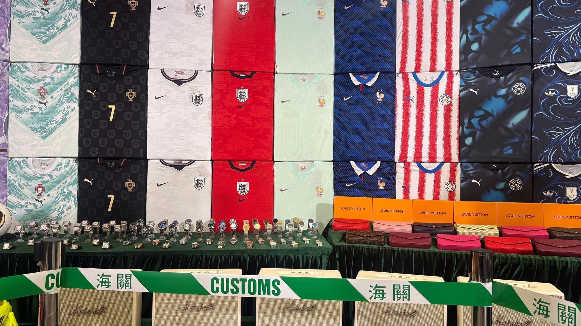 Fälschungen zur Fußball-WM vom Zoll in Hongkong beschlagnahmt