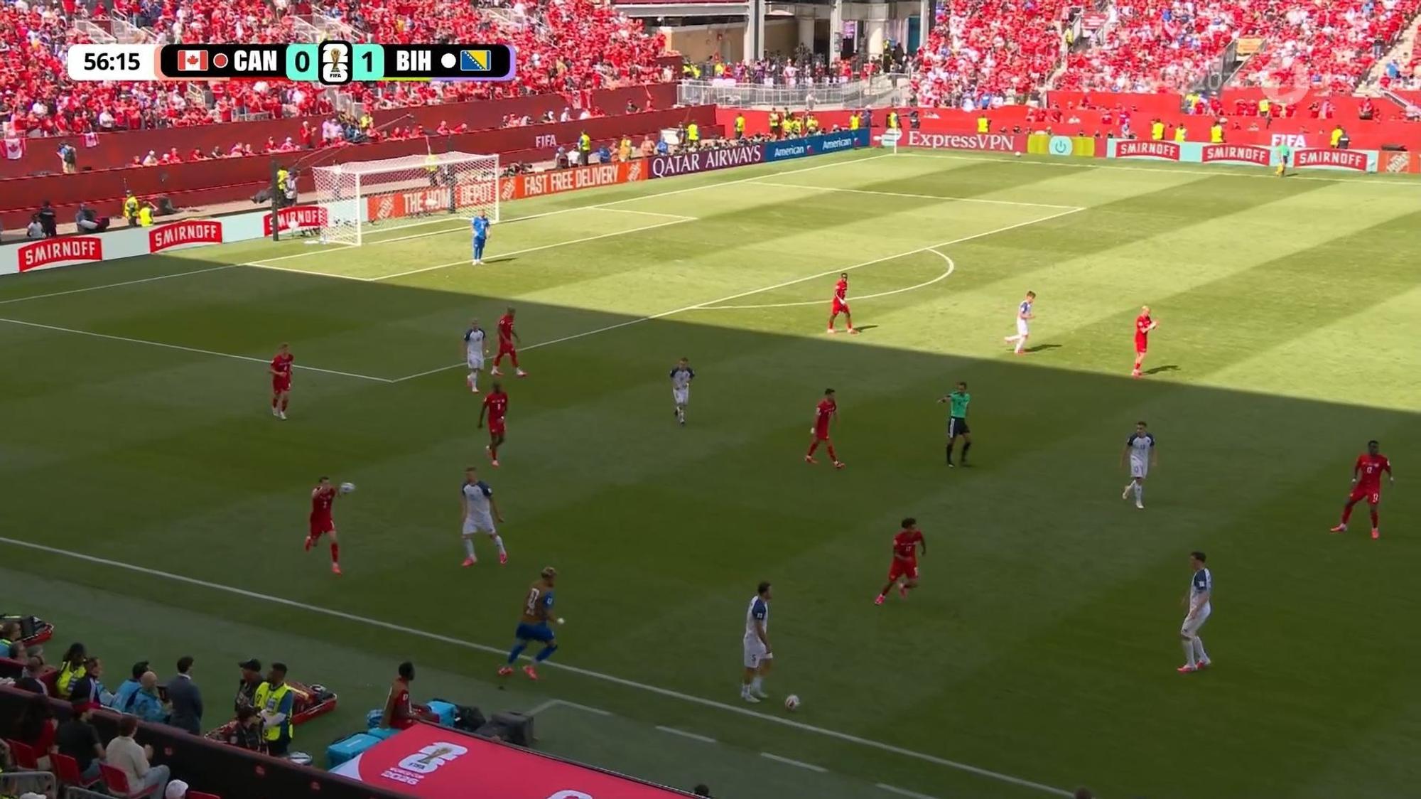 Spielszene bei der WM 2026 bei Kanada - Bosnien.