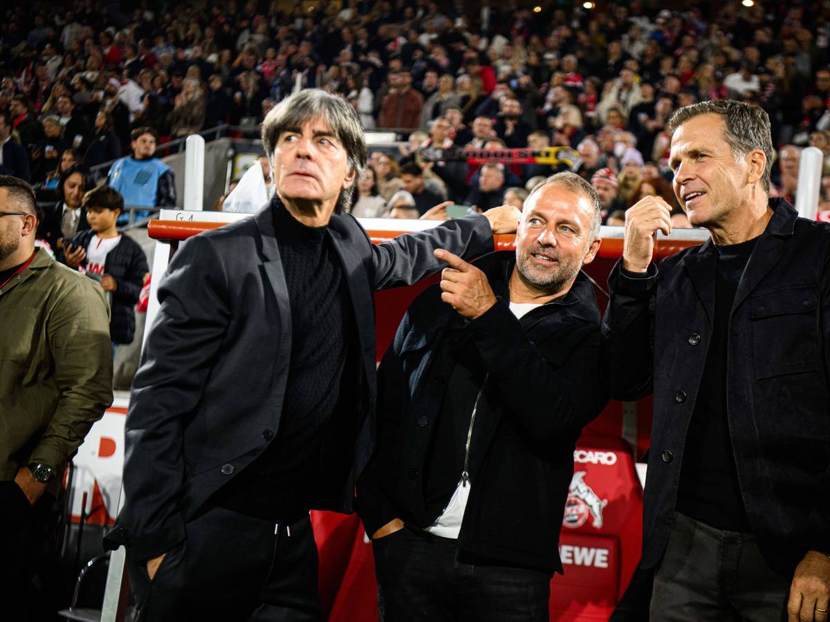Joachim Löw, Hansi Flick und Oliver Bierhoff stehen vor der Trainerbank.
