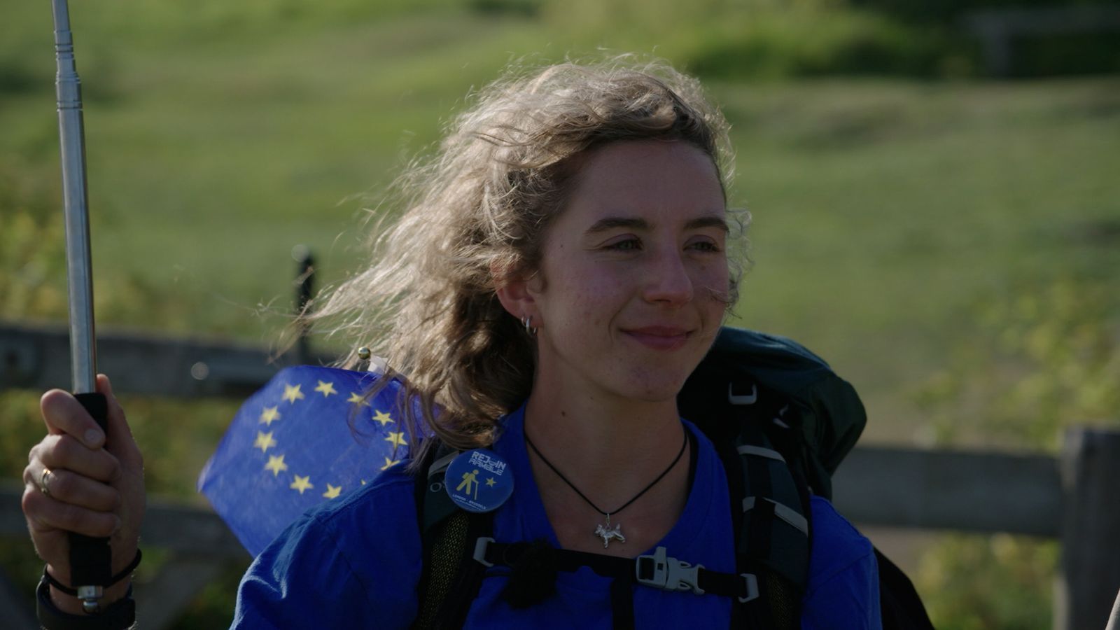 Ceira Casey-Seargent hat sich einem Protestmarsch angeschlossen, dessen Teilnehmerinnen und Teilnehmer zu Fuß von London bis  vor das EU-Parlament in Brüssel ziehen. Ihre Botschaft: „Rejoin! - Wiedereintritt!“ (Bild: NDR)
