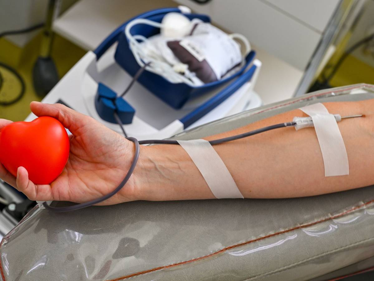 Eine Frau spendet Blut