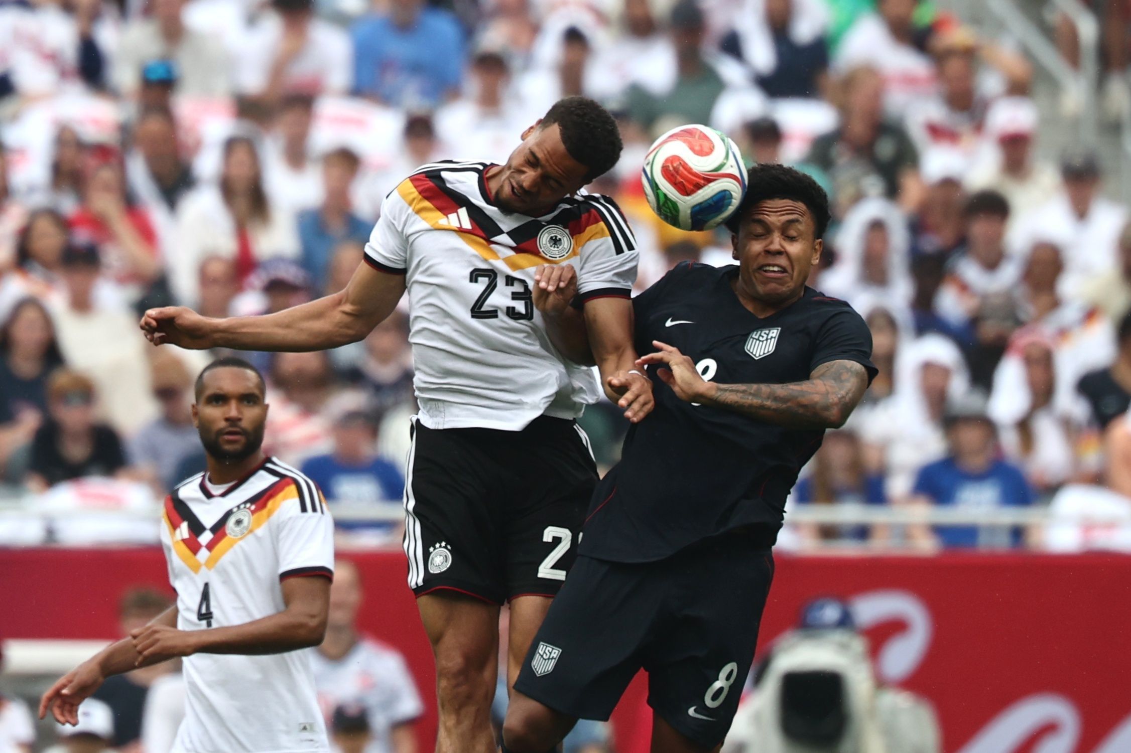 Felix Nmecha und Weston McKennie im Kopfballduell