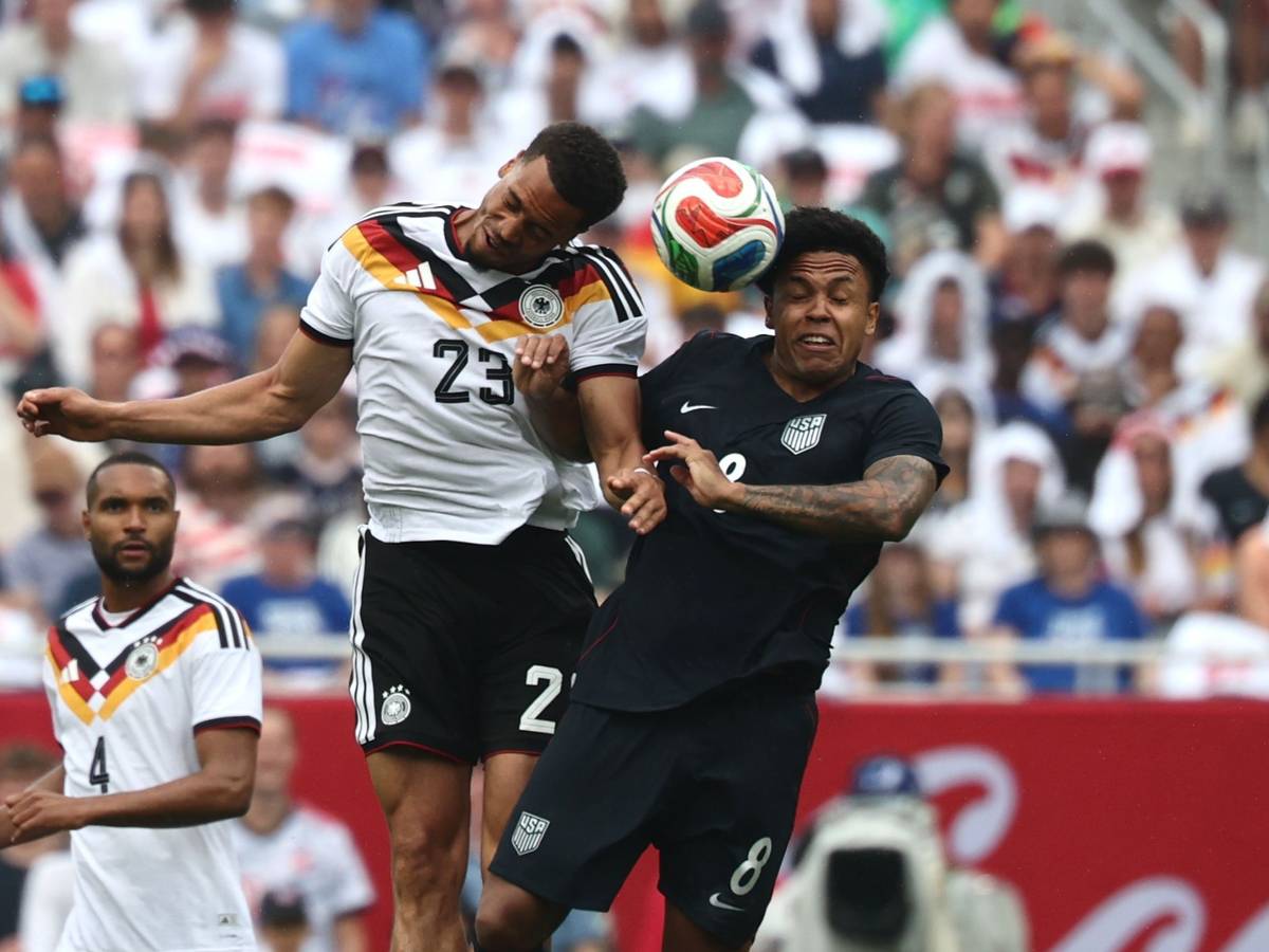 Felix Nmecha und Weston McKennie im Kopfballduell