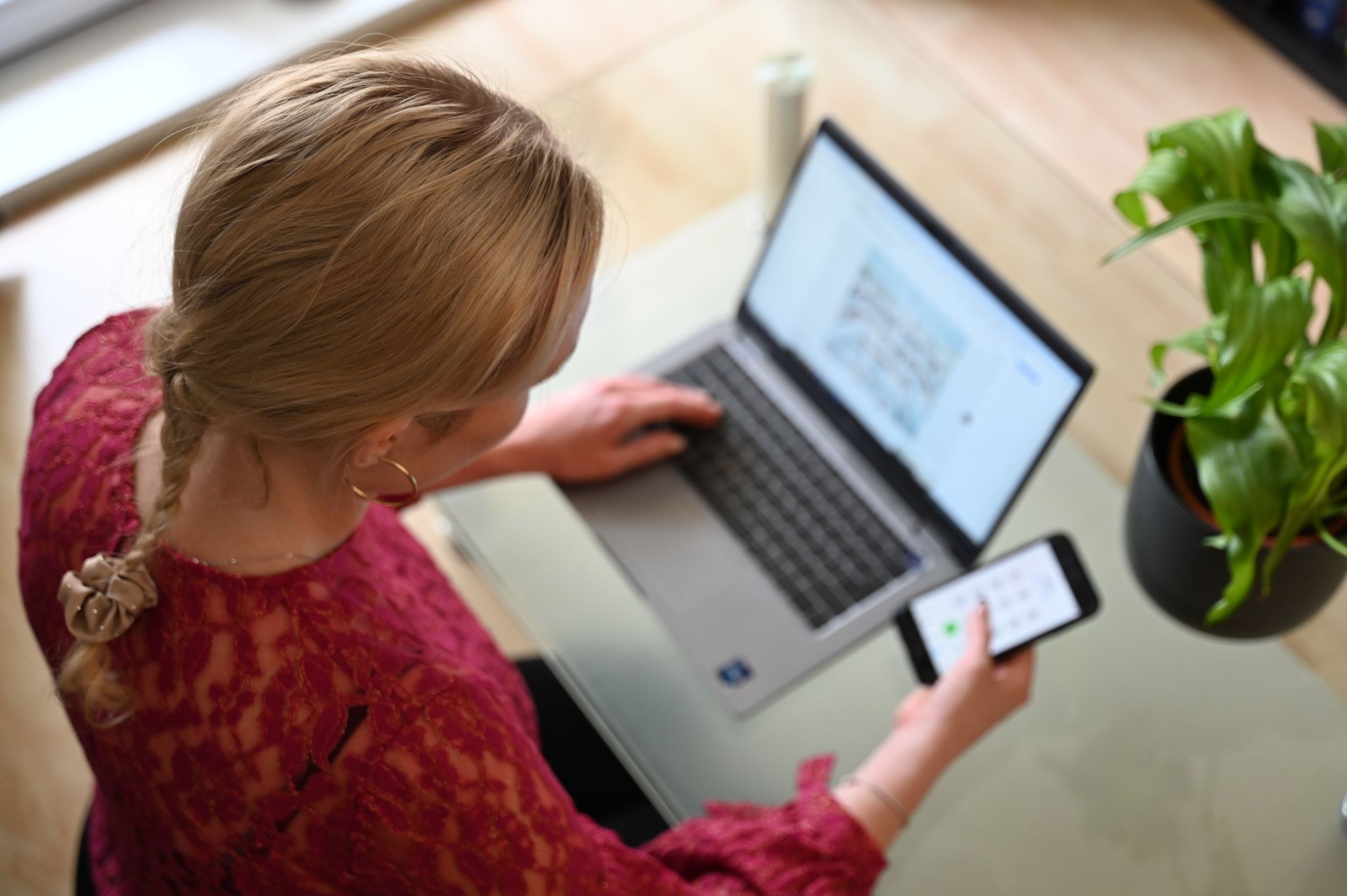 Frau arbeitet an Laptop